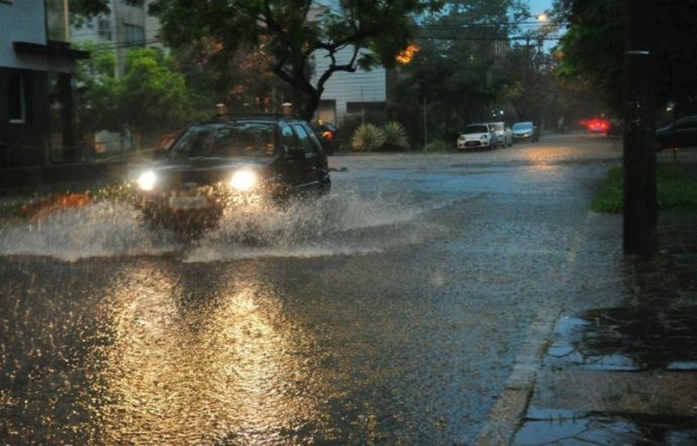 Ir para  <p>O n&uacute;mero de clientes sem luz no Rio Grande do Sul caiu na manh&atilde; desta ter&ccedil;a-feira para 9,5 mil ap&oacute;s o temporal que atingiu parte do Estado. A falta de energia el&eacute;trica atinge 5 mil...